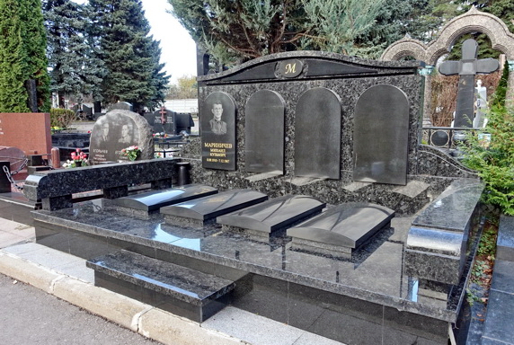 Мемориальная композиция на четырёх покойных с надгробными плитами