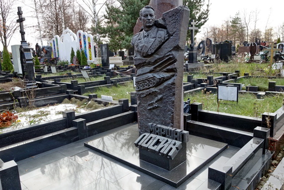 Памятник сложной формы с бюстом покойного и барельефом танка